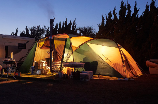 写真：夜のキャンプの様子